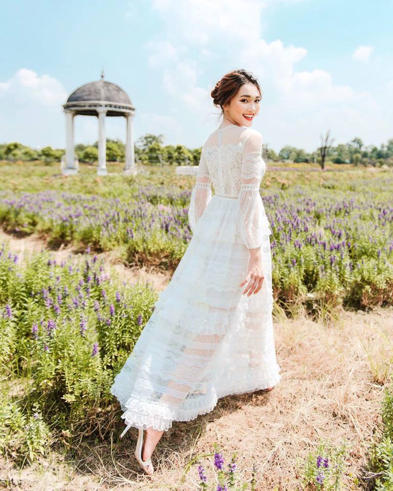 Ngọc Nữ được báo Trung Quốc khen ngợi xinh đẹp, thuần khiết như tiên nữ hạ phàm và còn vô vàn những lời khen có cánh khác được dân mạng gửi tới cho cô bạn gái tin đồn cầu thủ đội tuyển Việt Nam.