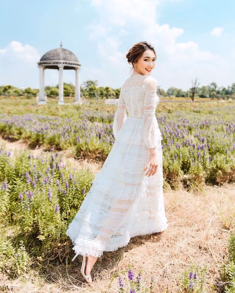 Ngọc Nữ được báo Trung Quốc khen ngợi xinh đẹp, thuần khiết như tiên nữ hạ phàm và còn vô vàn những lời khen có cánh khác được dân mạng gửi tới cho cô bạn gái tin đồn cầu thủ đội tuyển Việt Nam.