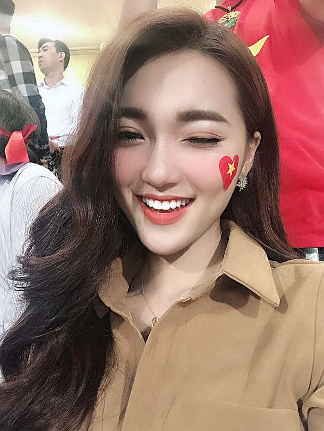 Sau khi cùng đội tuyển Việt Nam giành chức vô địch AFF Cup 2018, Văn Đức được nhiều báo chí nước ngoài nhắc tới. Ngoài vấn đề chuyên môn trên sân cỏ, bạn gái tin đồn cầu thủ Việt Nam này là Nguyễn Ngọc Nữ cũng nhận được sự quan tâm không ngớt, đặc biệt là MXH Trung Quốc.