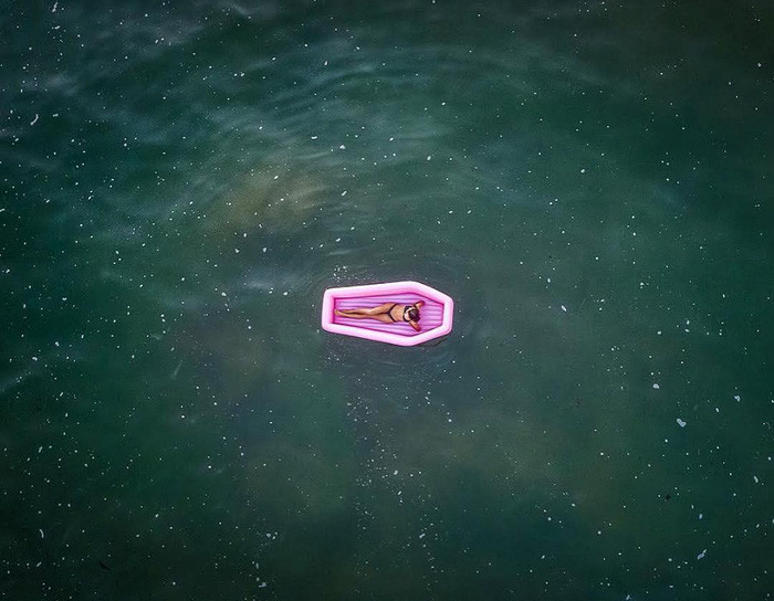 Greenbaum và Felton đã tung ra một chiến dịch có tên Kichstarter để gây quỹ cho hoạt động của họ. Khách hàng có thể đăng ký nhận thông tin về chiếc phao hình quan tài trên trang web của Pom Pom Floats.