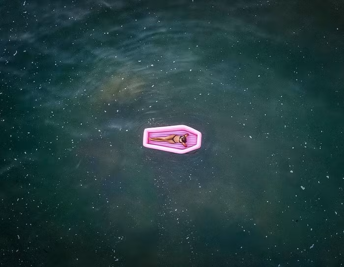 Greenbaum và Felton đã tung ra một chiến dịch có tên Kichstarter để gây quỹ cho hoạt động của họ. Khách hàng có thể đăng ký nhận thông tin về chiếc phao hình quan tài trên trang web của Pom Pom Floats.