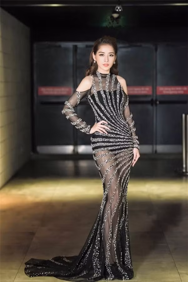 Nhưng sau khi bước chân vào làng giải trí, Chi Pu đã hoàn toàn lột xác trở thành ngôi sao sở hữu vẻ đằm thắm quyến rũ. Không chỉ xinh đẹp, hot girl gốc Hà thành này còn rất chăm chỉ lao động nghệ thuật để cống hiến cho khán giả những tác phẩm điện ảnh. Mới đây nhất, bạn gái cũ của Cường Seven đã cho ra mắt bộ phim bom tấn "Vệ sĩ Sài Gòn" làm mưa làm gió tại các cụm rạp trong cả nước.