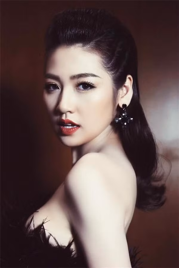 Thời gian gần đây, chuyện tình cảm của cô nàng Á hậu sinh năm 1993 này và thiếu gia trẻ tuổi Bảo Hưng cũng nhận được rất nhiều sự chú ý từ người hâm mộ cũng như dư luận. Thế nhưng cho tới nay, Dương Tú Anh vẫn chưa chính thức lên tiếng công bố về đời tư của mình.