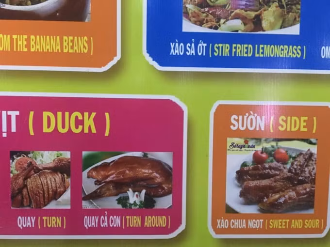 Điều gây chú ý ở các bảng thực đơn bá đạo trên là tên tiếng Anh của các món ăn đọc rất buồn cười, có vẻ như lúc đánh máy người viết đã quên bật chương trình gõ tiếng Việt.