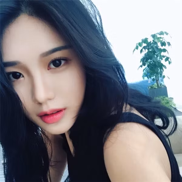 Theo nhiều cư dân mạng nhận xét, Sia Lee chỉ cần thoa chút son môi là gương mặt cô nàng đã nổi bần bật, thu hút người đối diện.