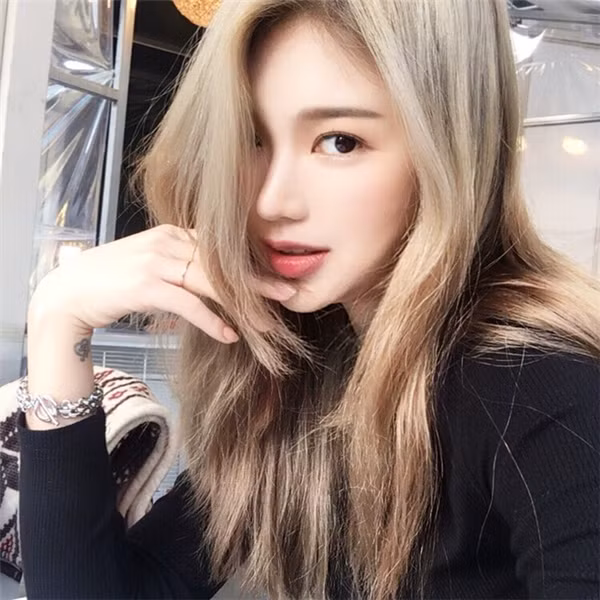 Sia không chỉ có thân hình chuẩn người mẫu mà khuôn mặt còn vô cùng xinh đẹp, thánh thiện tựa tiên nữ.