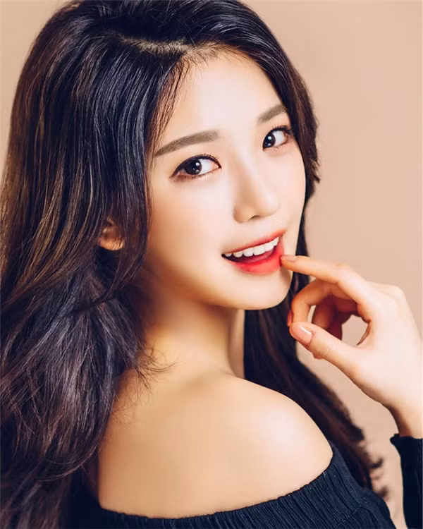  Cô gái 9X Hàn Quốc gây mê dân mạng Sia Lee có tên thật là Lee Soomin, 24 tuổi hiện đang sống tại quận Gangnam, Seoul.