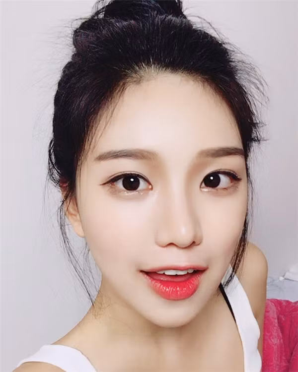 Cụ thể, cô nàng 9X đến từ Hàn Quốc này có làn da trắng, mũi cao thanh tú, mắt long lanh còn đôi môi căng mọng như quả dâu chín.