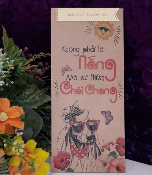 "Không phải nắng nhưng vẫn thích chói chang" được các bạn trẻ cách tân đưa từ phông chữ cho đến hình ảnh để đưa vào sản phẩm chuẩn bị cho Tết cổ truyền của mình.