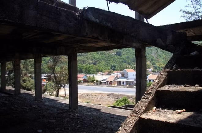 ông Trần Ngọc Khiêm - Phó chủ tịch UBND huyện Vạn Ninh cho biết, địa phương đã nhiều lần làm việc với các cấp chính quyền, nhưng vì phần đất cũng như công trình đã bán cho tư nhân nên chưa thể giải quyết được. "Để giải quyết tình trạng mất an ninh ở khu vực này, chúng tôi liên tục yêu cầu lực lượng công an tăng cường tuần tra, truy quét tội phạm để người dân an tâm", ông Khiêm cho biết.