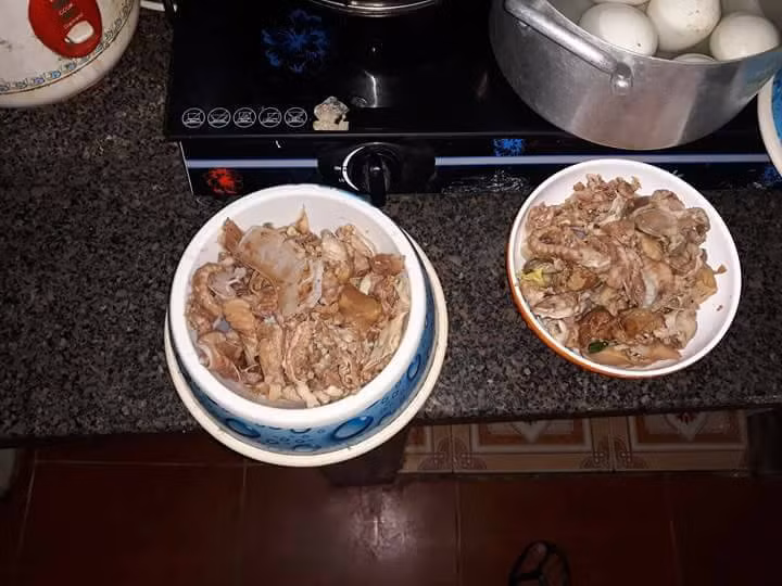 Cụ thể, trong bài viết của mình, nickname Hải Nhật có viết rằng: "Một ngày chỉ cần từng này là đủ đảm bảo bé khỏe mạnh ú ù nè: 1kg thịt bò, 10 quả trứng vịt, 2 kg đầu gà hầm phô mai, 0,5 kg sụn heo, 2 hộp sữa chua, 1 trái bí Nhật loại vỏ xanh, hai lon gạo, 0,5 cá hồi phi lê nhớ lọc hết xương không mắc cổ em. Nhớ phải có men tiêu hóa nhé các bạn"..