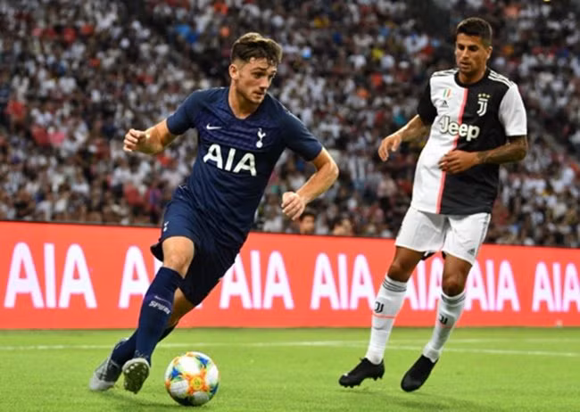 Theo nguồn tin từ Football Insider, Bayern Munich để mắt đến chân sút trẻ thuộc biên chế Tottenham Hotspur, Troy Parrott. Được biết, "Hùm xám" sẽ cử tuyển trạch viên đến Anh để theo dõi tài năng sinh năm 2000 thi đấu trong màu áo đội trẻ trước khi nghĩ đến việc chiêu mộ.