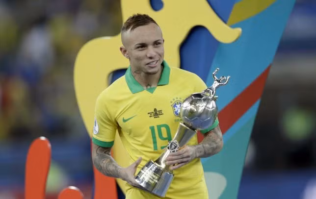 Trong nỗ lực tìm kiếm 1 chân sút hiệu quả cho hàng công, Milan đang nối lại liên hệ với Everton Soares chân sút có màn thể hiện chói sáng tự Copa America 2019.