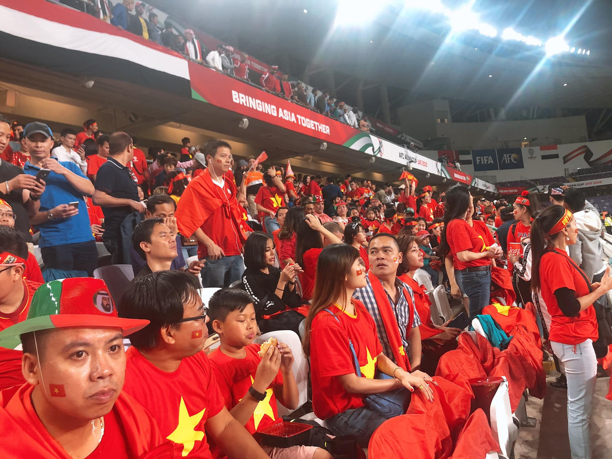 Để có mặt tại UAE cổ vũ cho đội tuyển Việt Nam, các CĐV đã có mặt tại sân bay Nội Bài vào sáng ngày 16/1. Dù trải qua hành trình hơn 7 tiếng trên máy bay khá mệt mỏi nhưng các NHM mang màu áo đỏ vẫn mang đến sung sức cổ vũ đội nhà. Ảnh: VFS MB