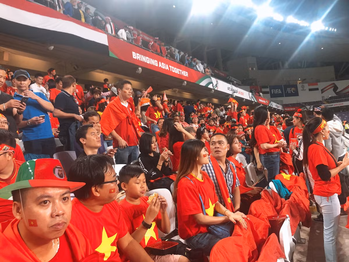 Để có mặt tại UAE cổ vũ cho đội tuyển Việt Nam, các CĐV đã có mặt tại sân bay Nội Bài vào sáng ngày 16/1. Dù trải qua hành trình hơn 7 tiếng trên máy bay khá mệt mỏi nhưng các NHM mang màu áo đỏ vẫn mang đến sung sức cổ vũ đội nhà. Ảnh: VFS MB