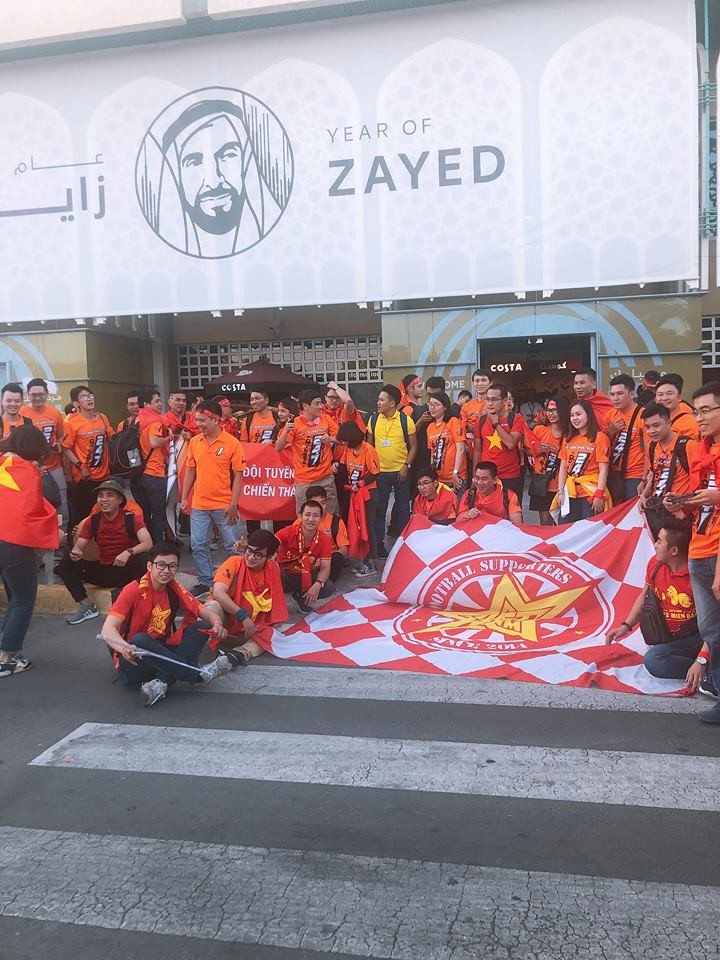 Được biết, trong chuyến bay miễn phí trên, có rất nhiều thành viên của Hội CĐV Việt Nam tại miền Bắc (VFS Miền Bắc). Họ là những người theo chân các cầu thủ khắp các sân đấu từ trong nước tới nước ngoài. Ảnh: VFS MB