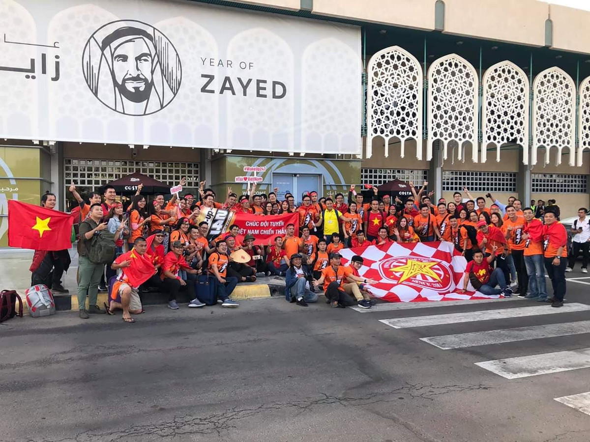 Cụ thể, một công ty trong nước đã thuê hẳn một chuyến máy bay để đưa đón các CĐV Việt Nam sang UAE để cổ vũ các cầu thủ ở lượt trận cuối vòng bảng VCK Asian Cup 2019. Ảnh: VFS MB