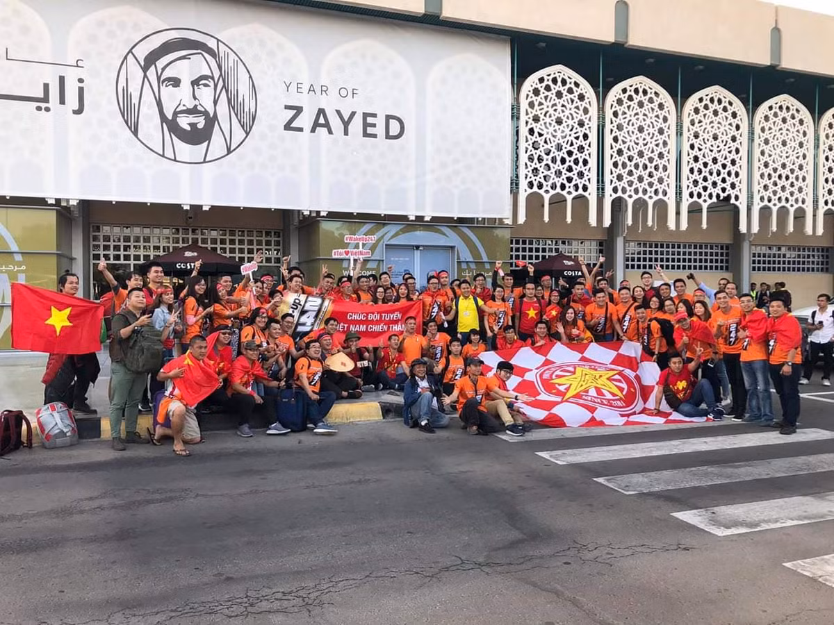 Cụ thể, một công ty trong nước đã thuê hẳn một chuyến máy bay để đưa đón các CĐV Việt Nam sang UAE để cổ vũ các cầu thủ ở lượt trận cuối vòng bảng VCK Asian Cup 2019. Ảnh: VFS MB