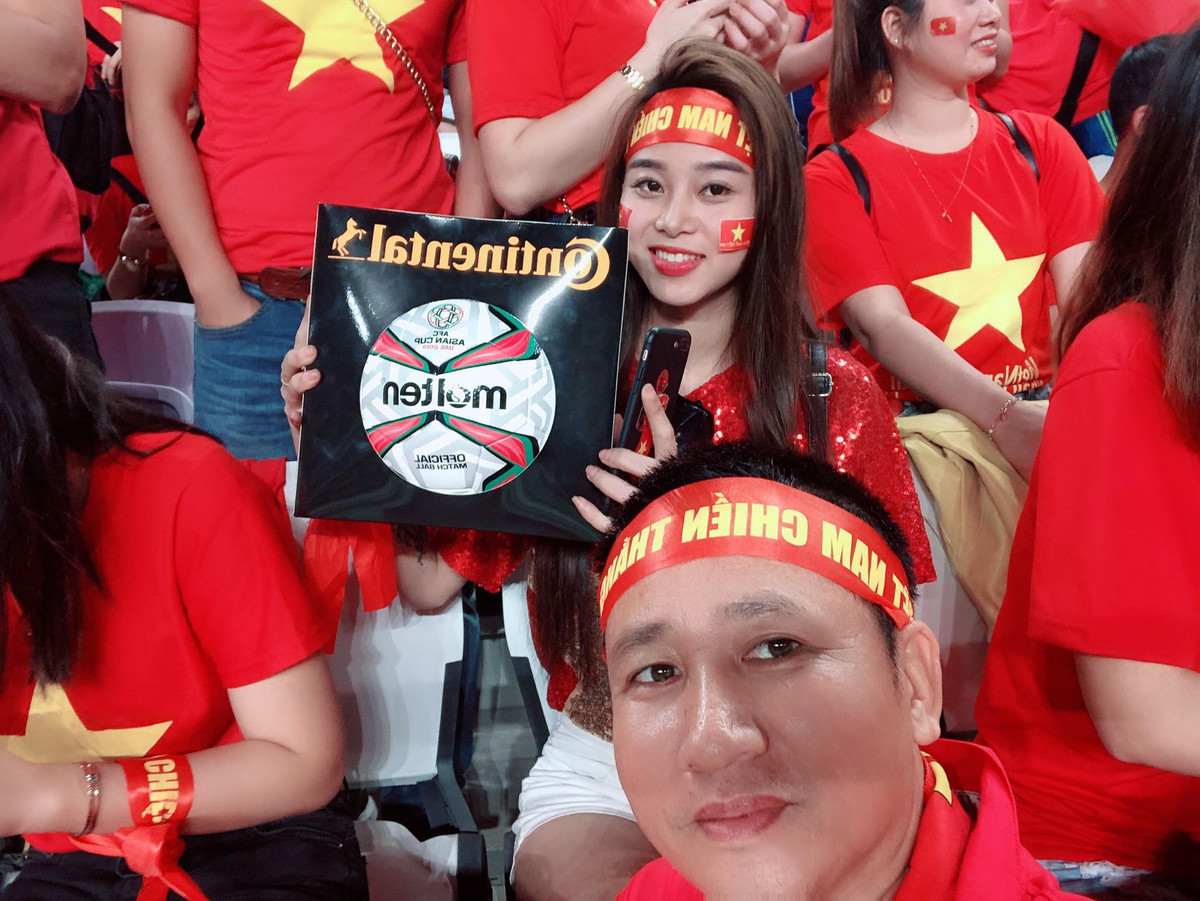 Không khí tại sân luôn sôi động với những điệu cổ vũ quen thuộc của nhóm CĐV Việt Nam trên khán đài sân Hazza bin Zayed. Ảnh: VFS MB