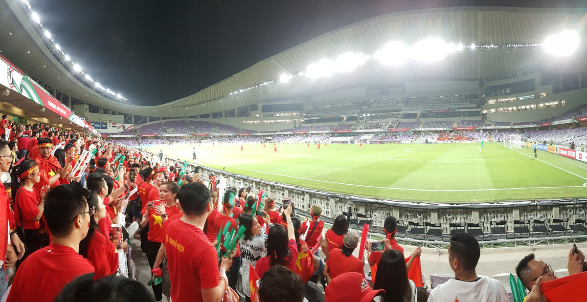 Sự góp mặt của các CĐV Việt Nam trên khán đài không chỉ mang lại không khí cuồng nhiệt mà mang tới sự hưng phấn tột độ cho thầy trò HLV Park Hang-seo. Ảnh: VFS MB