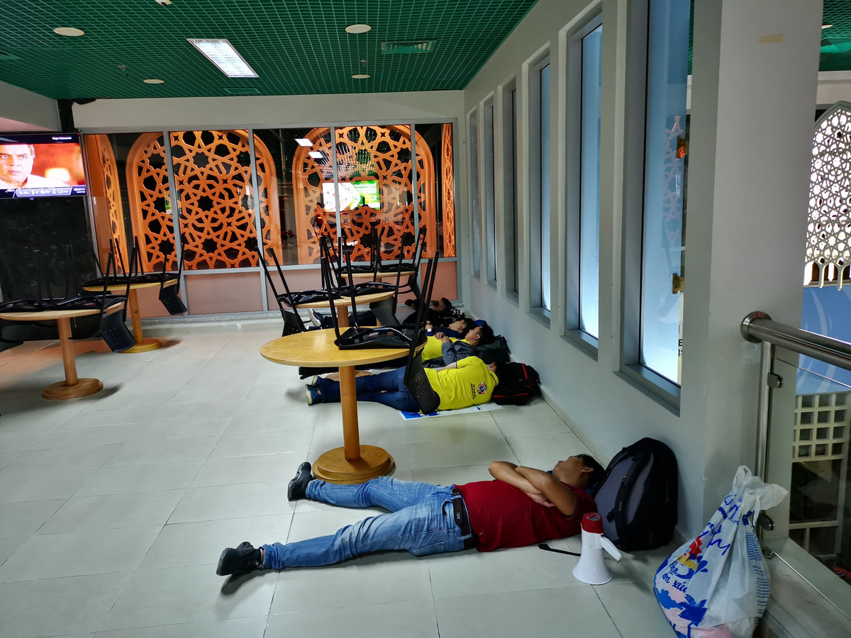 CĐV Việt Nam tranh thủ tìm góc có thể ngủ để chờ đáp chuyến bay trở về Việt Nam ngay sau khi xem trận đấu giữa đội tuyển Việt Nam và Yemen tại vòng bảng Asian Cup 2019. Ảnh: Lê Tùng Anh