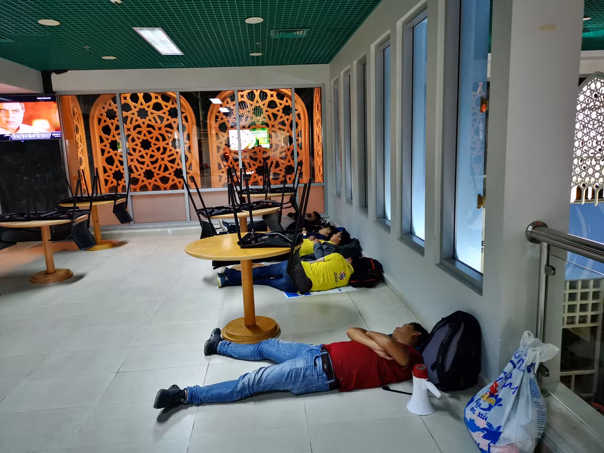 CĐV Việt Nam tranh thủ tìm góc có thể ngủ để chờ đáp chuyến bay trở về Việt Nam ngay sau khi xem trận đấu giữa đội tuyển Việt Nam và Yemen tại vòng bảng Asian Cup 2019. Ảnh: Lê Tùng Anh