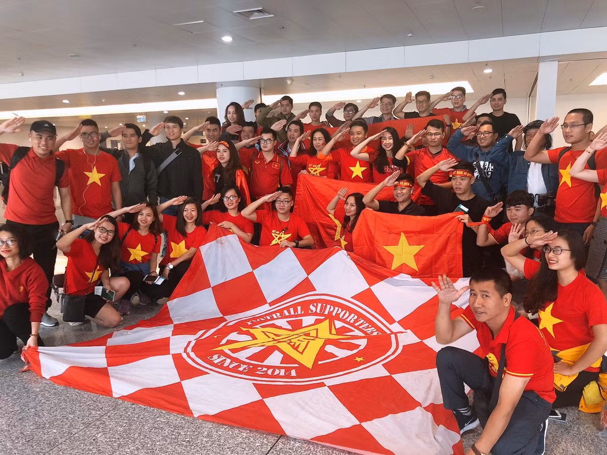 Sau chien thang Yemen, CDV Viet Nam vat vo o san bay cho ve nuoc