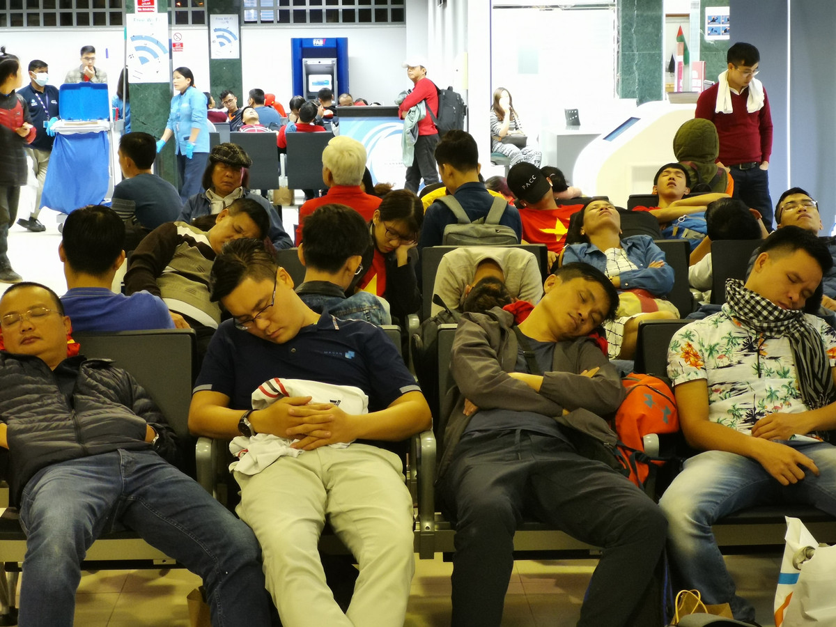 Theo chia sẻ của anh Bế Đức Thuận - người có mặt trong chuyến cổ vũ trên cho biết: "Đây thực sự là một chuyến đi lý thú với tôi cũng như các thành viên trong đoàn. Đâu phải lúc nào cũng có cơ hội tới UAE và đặc biệt là để chứng kiến đội tuyển Việt Nam thi đấu trên một SVĐ đẹp. Chiến thắng của các cầu thủ mang đến cho phấn khởi cho NHM". Ảnh: Lê Tùng Anh