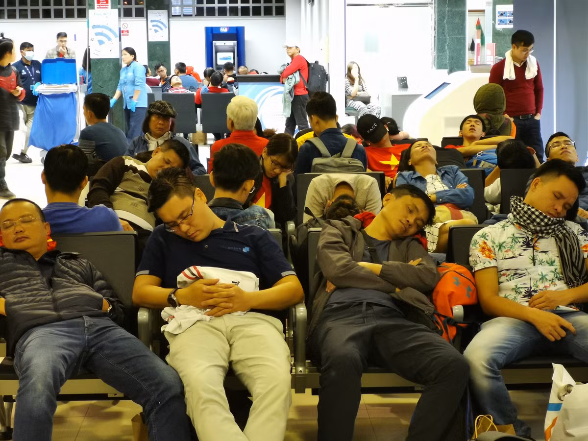 Theo chia sẻ của anh Bế Đức Thuận - người có mặt trong chuyến cổ vũ trên cho biết: "Đây thực sự là một chuyến đi lý thú với tôi cũng như các thành viên trong đoàn. Đâu phải lúc nào cũng có cơ hội tới UAE và đặc biệt là để chứng kiến đội tuyển Việt Nam thi đấu trên một SVĐ đẹp. Chiến thắng của các cầu thủ mang đến cho phấn khởi cho NHM". Ảnh: Lê Tùng Anh