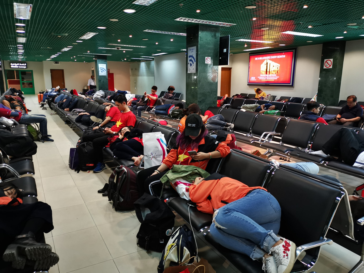 Sau thời gian cổ vũ trên sân, các CĐV Việt Nam lại lên xe buýt trở về sân bay để quay trở về nước. Sau một hành trình di chuyển liên tục, các CĐV đã thấm mệt và họ tranh thủ ngủ trước khi lên máy bay. Ảnh: Lê Tùng Anh