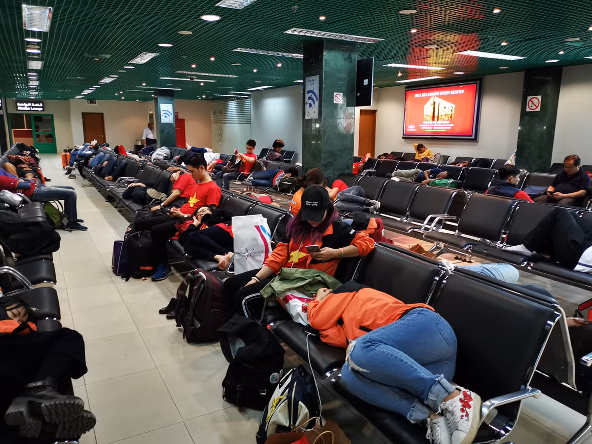 Sau thời gian cổ vũ trên sân, các CĐV Việt Nam lại lên xe buýt trở về sân bay để quay trở về nước. Sau một hành trình di chuyển liên tục, các CĐV đã thấm mệt và họ tranh thủ ngủ trước khi lên máy bay. Ảnh: Lê Tùng Anh