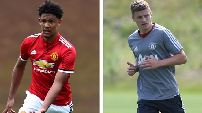 Jake Barrett và Harry Spratt đã được M.U giải phóng hợp đồng để chuyển sang chơi cho Huddersfield Town.