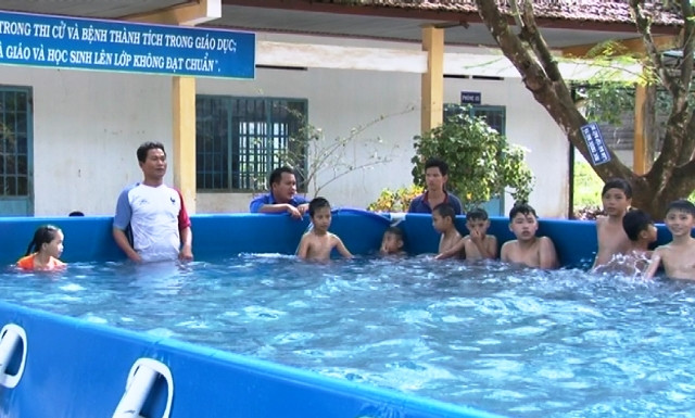 Bên cạnh đó những lớp học bơi thì những trò chơi dưới nước như "ném vật nổi cứu hộ", "dùng vật nổi cứu hộ" hay "dùng dây thừng cứu hộ đã giúp các em nắm vững các kỹ năng và thực hành kỹ năng phòng chống tai nạn duối nước đạt mục tiêu an toàn cho bản thân.