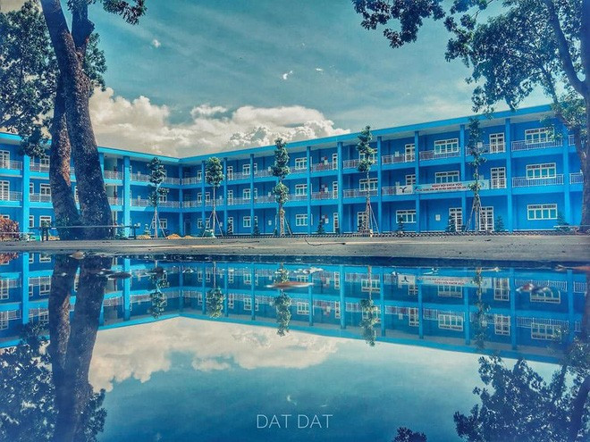 Không giống như hầu hết các trường thường hay sơn màu vàng, màu trắng cho dịu mắt, ngôi trường này khoác lên mình một màu xanh da trời vô cùng nổi bật và mát mắt.