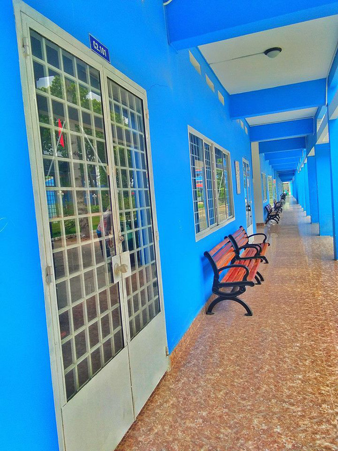 Gạt đi lớp hoa giấy màu hồng đi, người ta ngỡ ngàng khi phát hiện a những dãy nhà xanh tuyệt đẹp, người ta lại càng có cớ ghen tị với các sinh viên trong trường vì bất cứ nơi nào cũng có thể hóa thành chỗ sống ảo siêu đẹp.