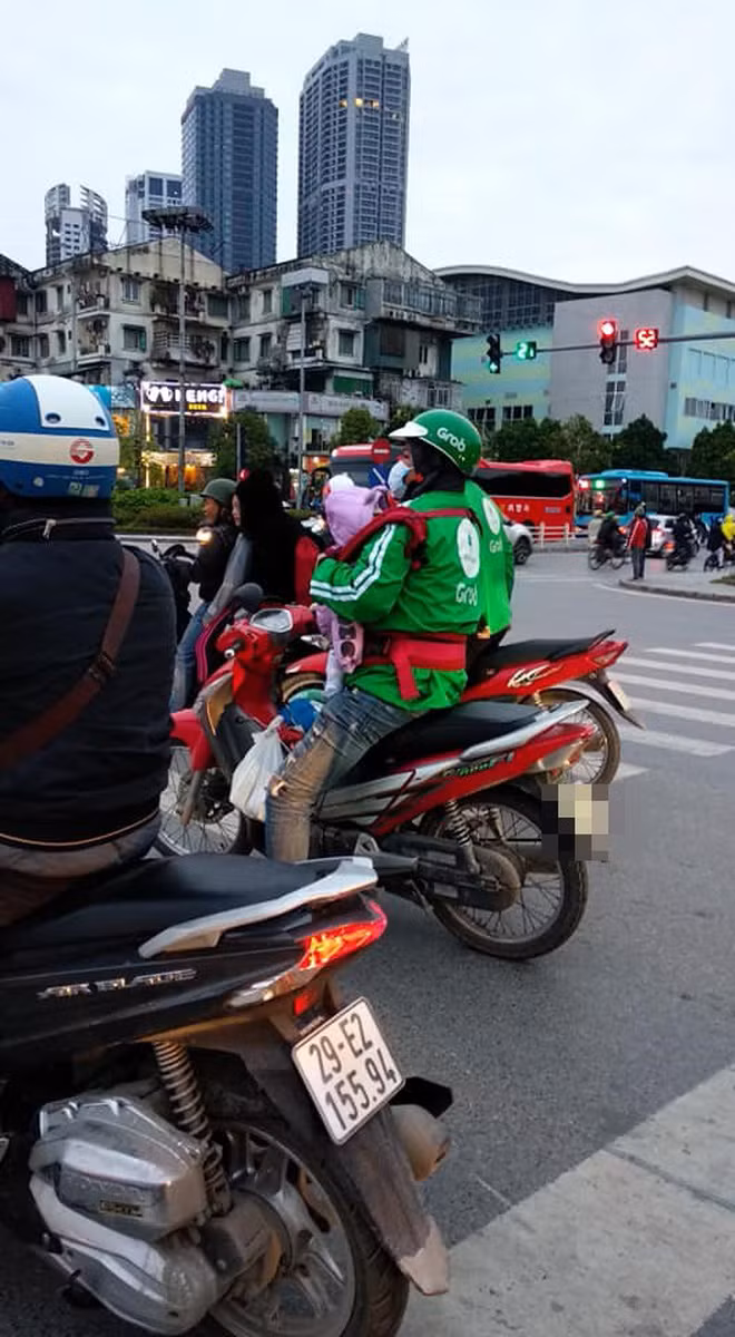 Vua diu con vua muu sinh, tai xe xe om khien CDM khoc trong long