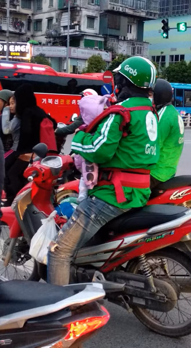 Vua diu con vua muu sinh, tai xe xe om khien CDM khoc trong long-Hinh-2