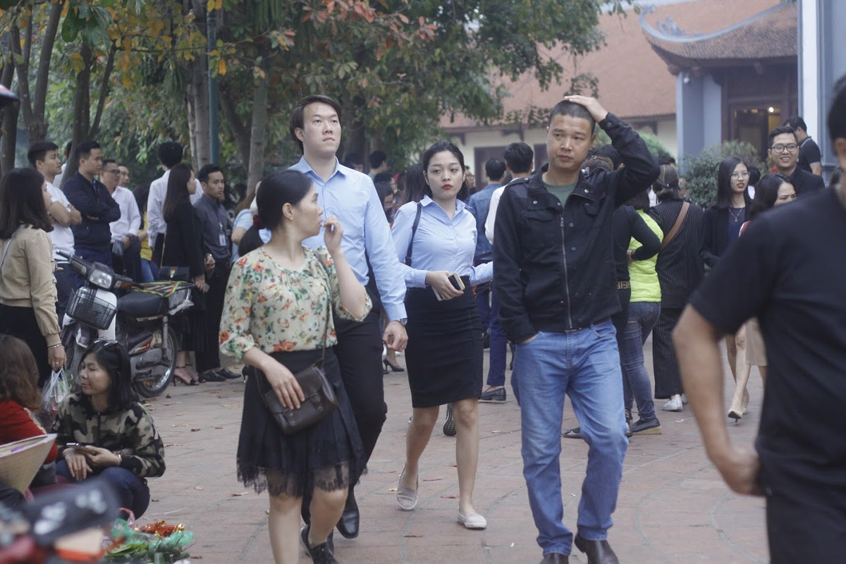 Không khó để gặp những nhân viên văn phòng trong bộ đồng phục tranh thủ đi lễ ngay đầu đi làm.