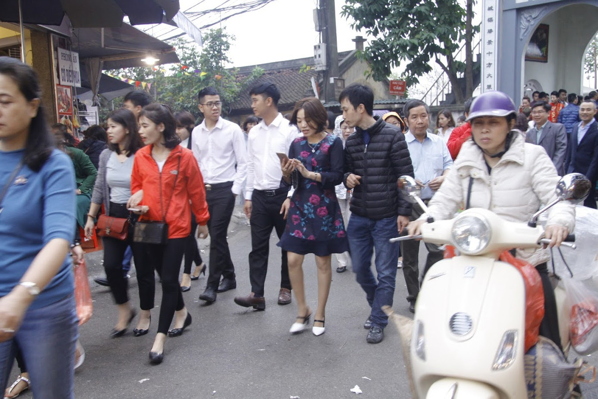 Do đây cũng là ngày đi làm đầu năm của nhiều cơ quan, đơn vị vì vậy có khá nhiều nhân viên tranh thủ công việc đầu năm rảnh rỗi để đi lễ Phủ Tây Hồ đầu năm.