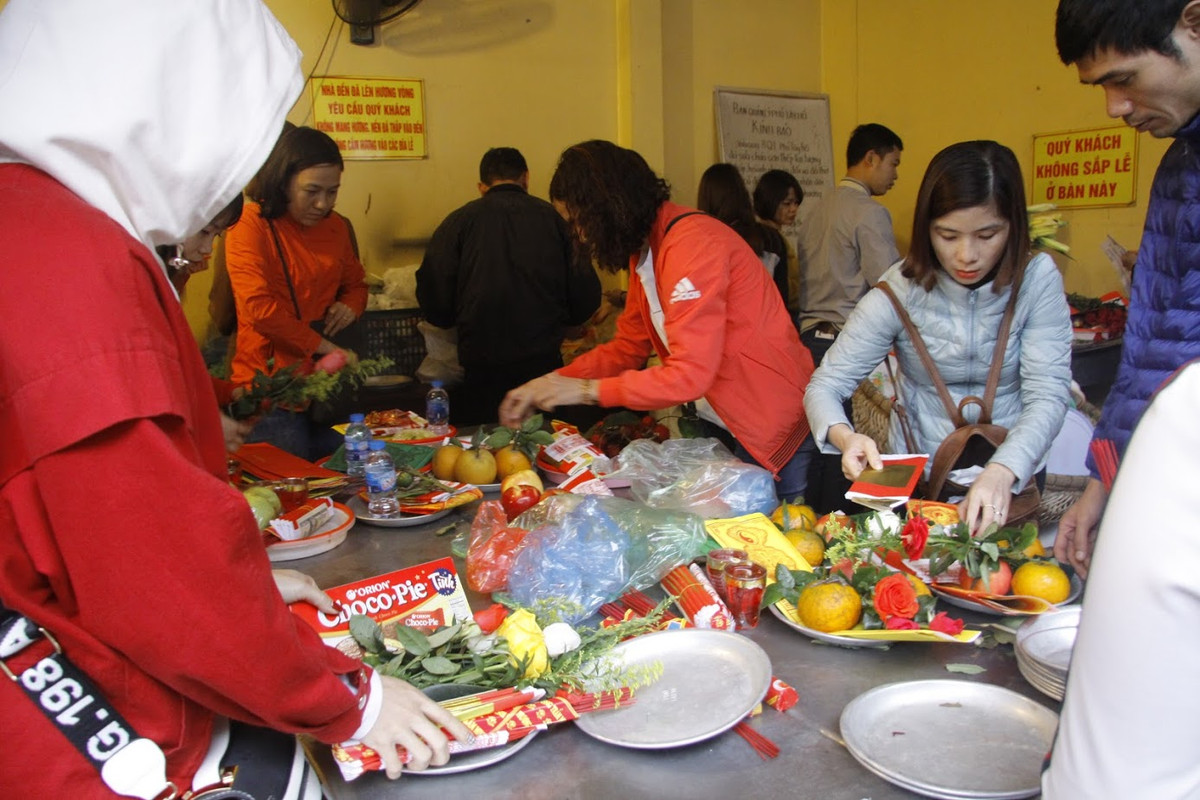 Vàng, hương, nải, quả được người đi lễ bày biện rất chỉnh chu trước khi dâng trong Phủ Tây Hồ.