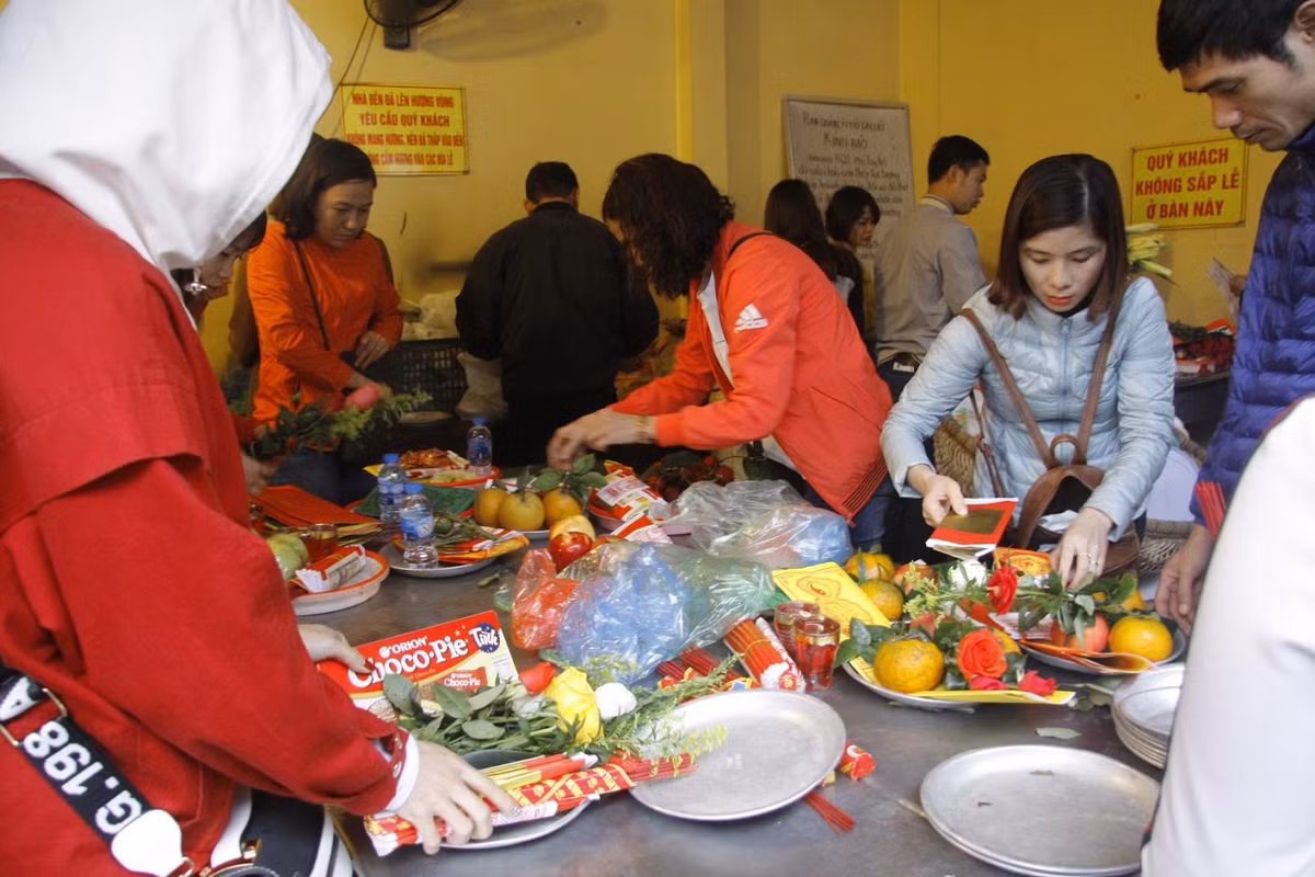 Vàng, hương, nải, quả được người đi lễ bày biện rất chỉnh chu trước khi dâng trong Phủ Tây Hồ.