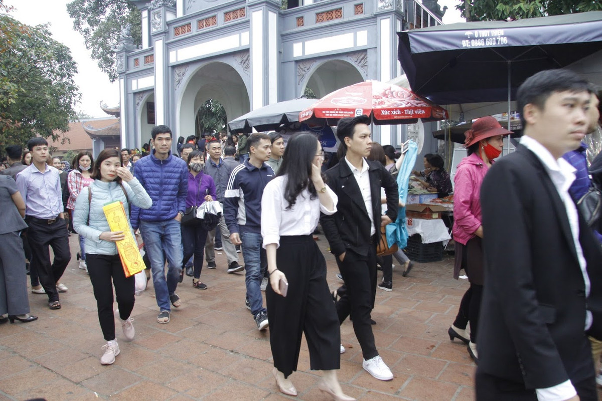 Trao đổi với PV Kiến Thức, chị Minh Cúc cho hay: "Ngày đi làm đầu năm mới nên khá ít việc, mọi người chủ yếu lên chúc mừng năm mới, mừng tuổi nhau rồi kéo nhau đi lễ, sau đó đi chúc Tết các nhà."