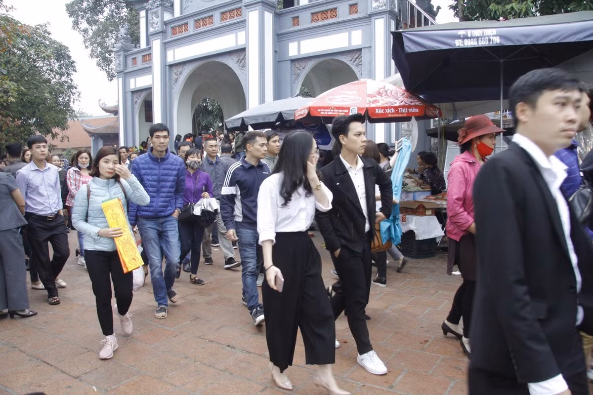 Trao đổi với PV Kiến Thức, chị Minh Cúc cho hay: "Ngày đi làm đầu năm mới nên khá ít việc, mọi người chủ yếu lên chúc mừng năm mới, mừng tuổi nhau rồi kéo nhau đi lễ, sau đó đi chúc Tết các nhà."