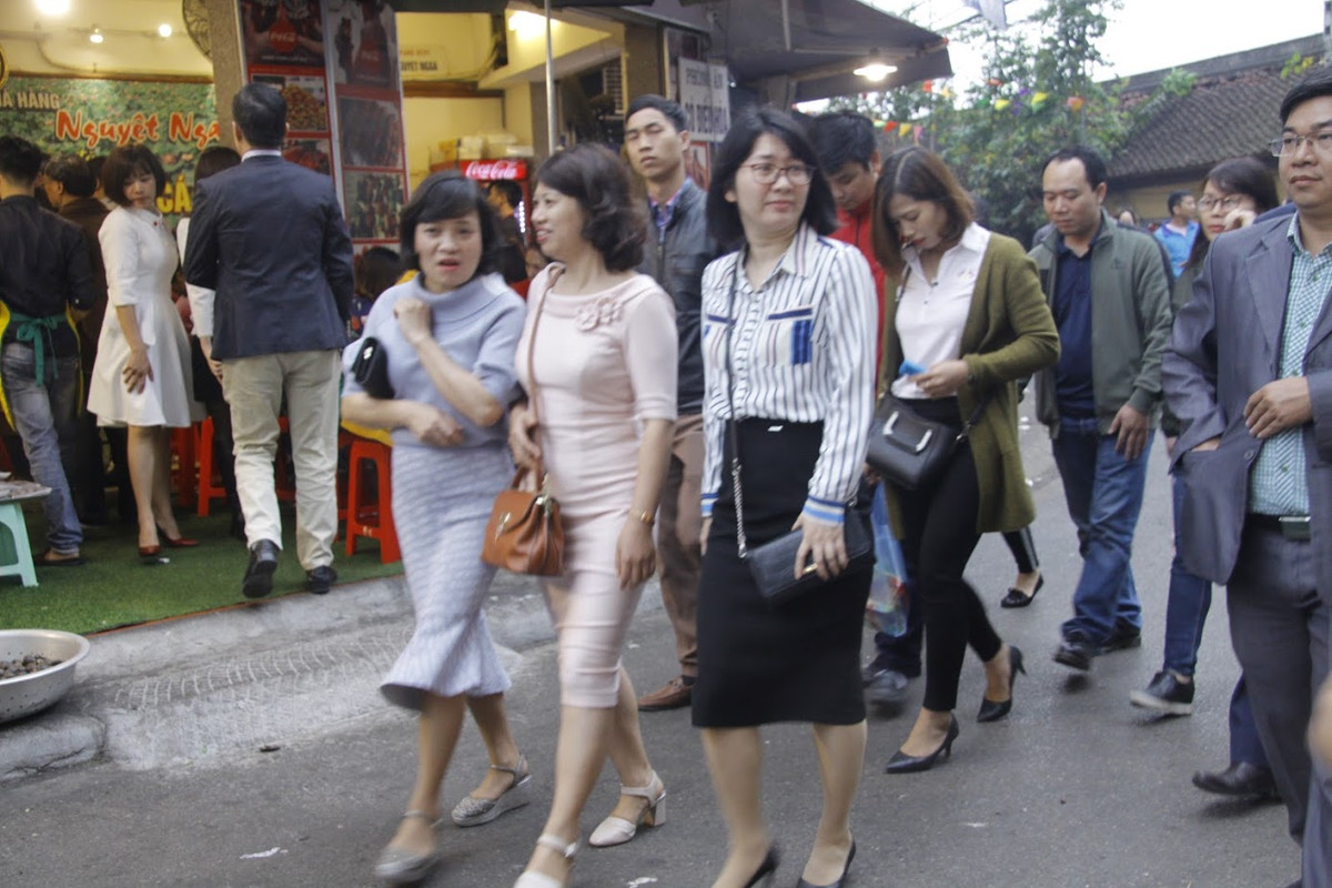 Dòng người đổ về Phủ Tây Hồ khiến tất cả các tuyến đường xung quanh đều ùn tắc kéo dài, các bãi xe đều trong tình trạng chật ních, dòng người từ khắp nơi ùn ùn kéo đến.