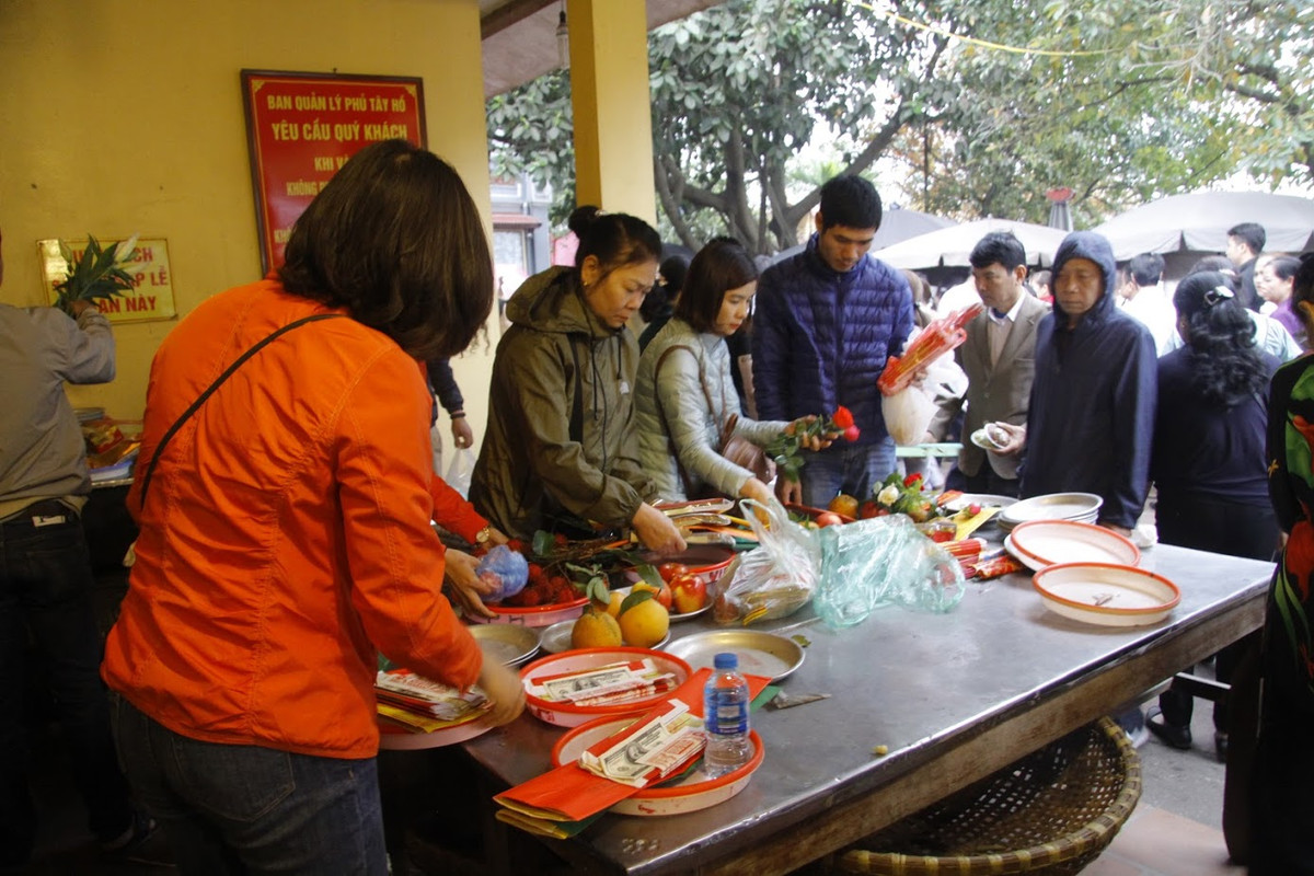 Bàn sắp lễ trước cửa Phủ Tây Hồ đông nghịt người biện lễ trước khi dâng lên ban.