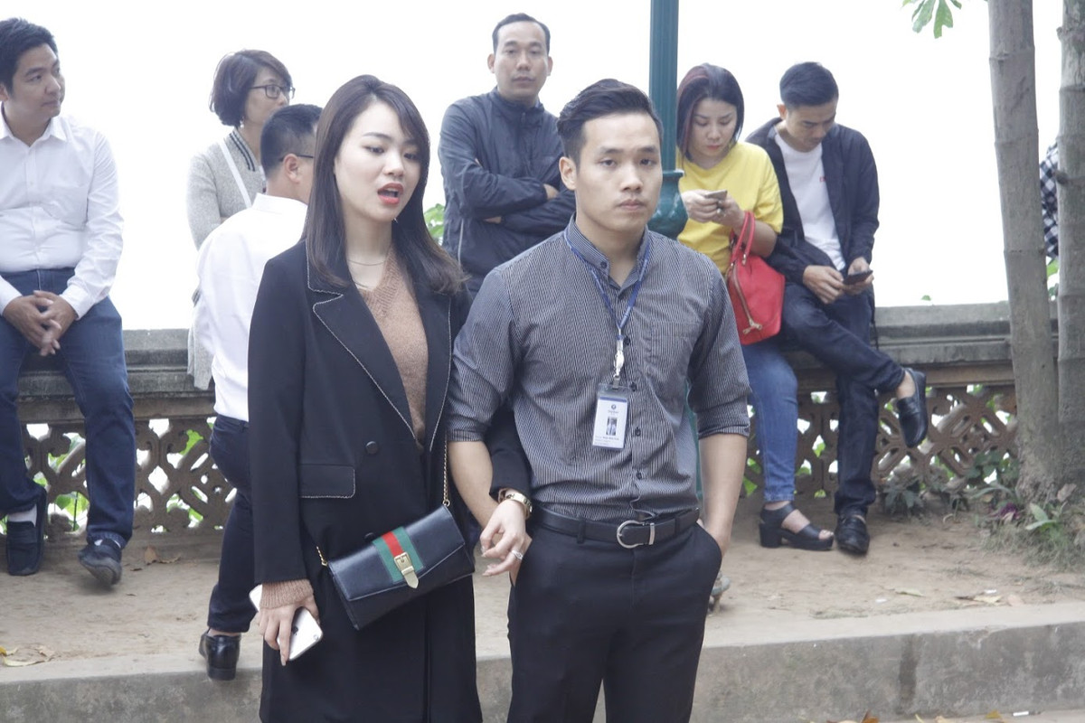 Thậm chí, nhiều nhân viên còn đeo cả thẻ cơ quan để tranh thủ đi lễ cùng các đồng nghiệp trong ngày đầu năm đi làm.