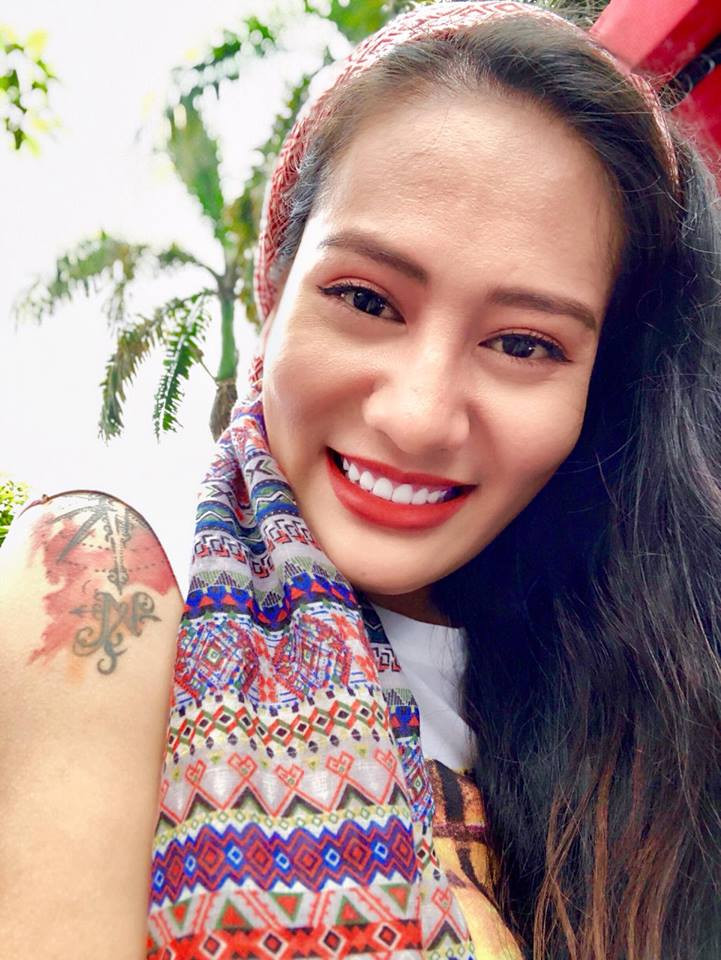 Ấn tượng đầu tiên của phóng viên với Minh Cúc đó là cô bạn có vẻ ngoài khá "ngầu". Ngoài gương mặt ưa nhìn, vóc dáng khỏe khoắn thì những hình xăm ẩn hiện trên các vị trí trên cơ thể của nữ diễn viên này đã làm toát lên vẻ khí chất.