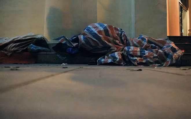 Những tấm vải bạt là dù không ấm áp nhưng cũng giúp những thân nhân của các bệnh nhân cũng như những người vô gia cư ở Hà Nội ngăn được từng cơn gió lùa búa giá.