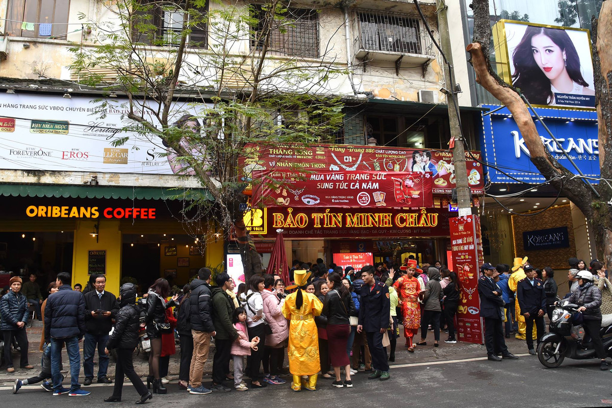 Theo quan niệm dân gian, mua vàng và trang sức vàng bạc đá quý trong ngày Vía Thần tài (mồng 10 tháng Giêng âm lịch hàng năm), chủ nhân sẽ được phúc lộc, sung túc, may mắn cả năm. Vì thế từ lâu cứ vào dịp này, người dân lại tấp nập đi mua vàng và trang sức để đón lộc, cầu may cho cả năm sung túc, hạnh phúc đong đầy.