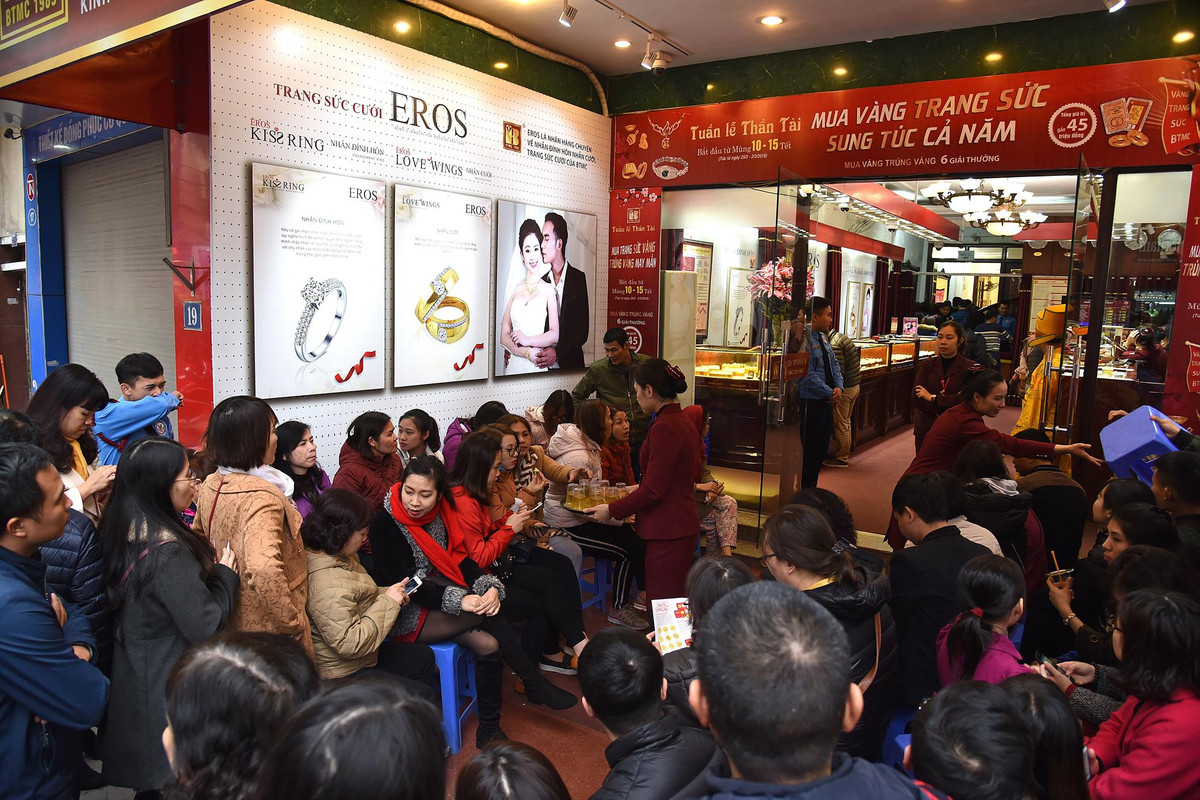 Có mặt tại con phố tập trung nhiều cửa hàng buôn bán, kinh doanh trang sức nhất Hà Nội là Trần Nhân Tông chiều ngày 13/2 (tức 9 Tết Kỷ Hợi) trước ngày Vía Thần tài, dễ dàng chứng kiến cảnh dòng người đổ tới mua vàng rất đông. Trên các vỉa hè, tràn ngập xe cộ cùng với đó là sự tấp nập người vào ra để mua vàng cầu may.